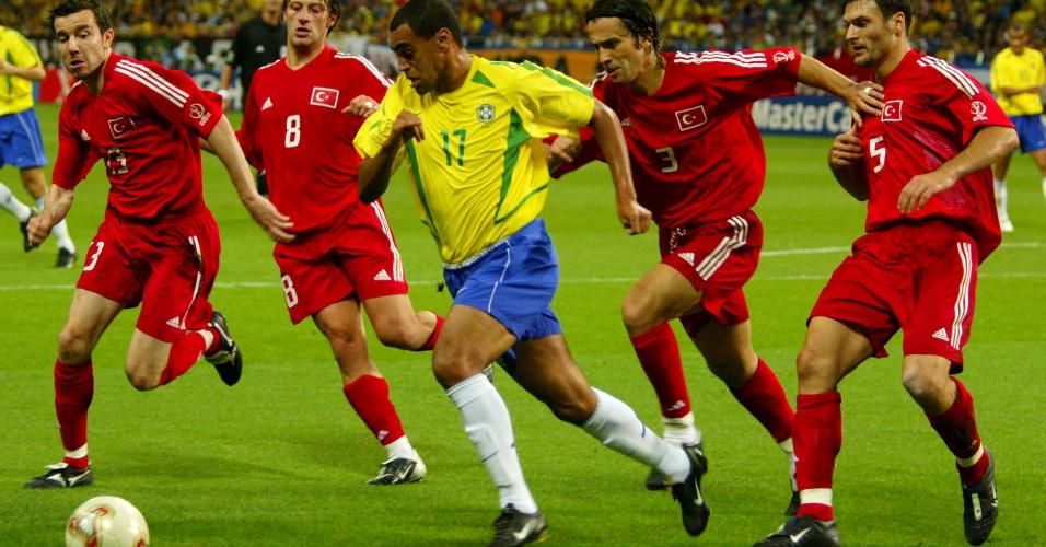 Denílson é cercado por quatro jogadores turcos durante a semifinal da Copa do Mundo de 2002, disputada no Japão e na Coreia do Sul