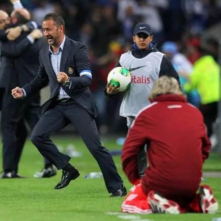 Vítor Pereira, então treinador do Porto, comemora gol da equipe contra o Benfica de Jorge Jesus. - Reprodução