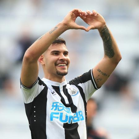 Bruno Guimarães comemora gol do Newcastle contra o Leicester pelo Campeonato Inglês - Lindsey Parnaby/AFP