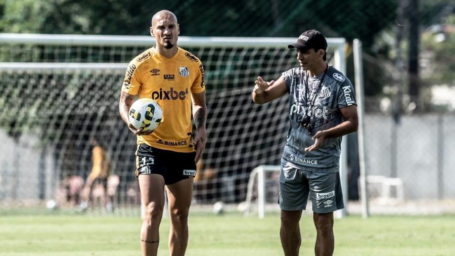 O zagueiro Maicon e o treinador do Santos, Fabián Bustos, durante treino no CT Rei Pelé - Ivan Storti