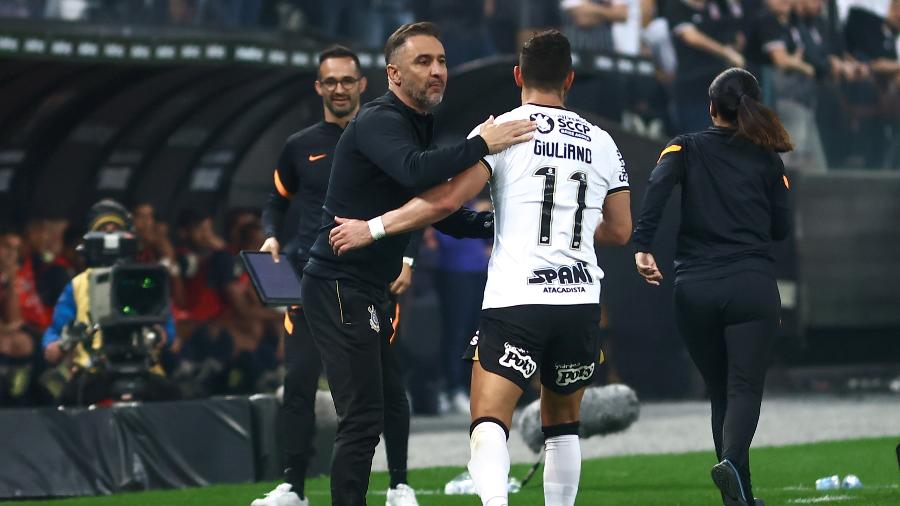 Giuliano cumprimenta Vítor Pereira após marcar pelo Corinthians, na partida contra o Santos - Marcello Zambrana/AGIF