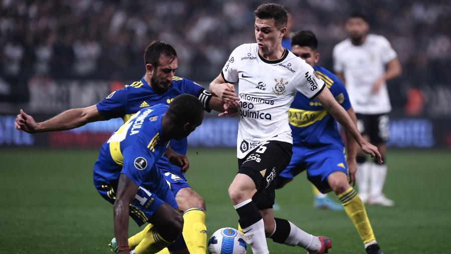 Lucas Piton, do Corinthians, tenta passar pela marcação do Boca Juniors durante partida das oitavas de final da Libertadores 2022 - Ettore Chiereguini/AGIF