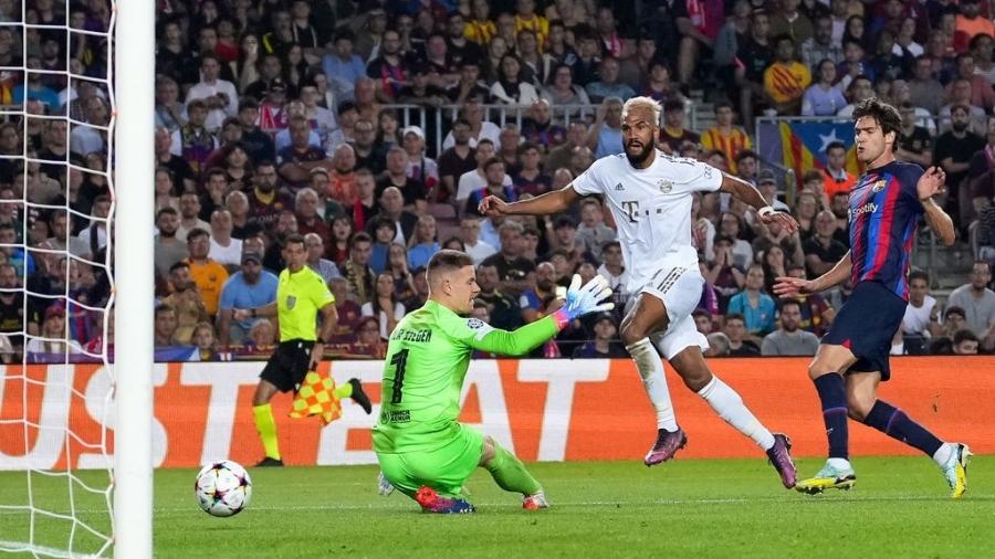 Choupo-Moting finaliza entre as pernas de Ter Stegen e amplia o placar para o Bayern diante do Barcelona, pela Champions - Alex Caparros/Getty