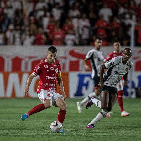 Wagner, jogador do Vila Nova-GO, durante duelo contra o Sport, no estádio Onesio Brasileiro Alvarenga, pelo Campeonato Brasileiro B. - Isabela Azine/Isabela Azine/AGIF