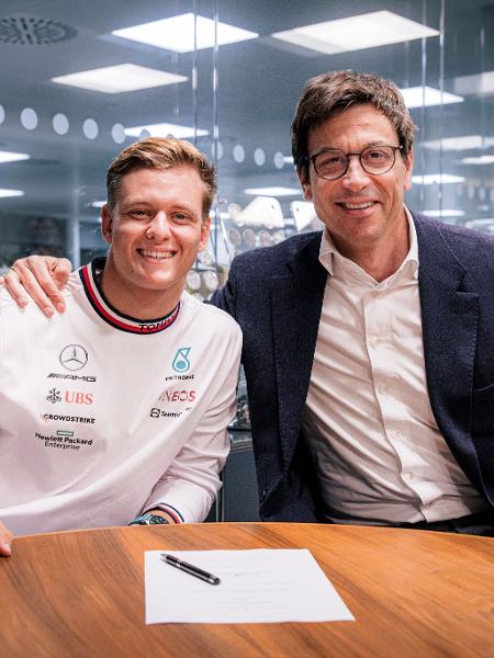 Mick Schumacher e Toto Wolff no anúncio da contratação do alemão pela Mercedes  - Mercedes