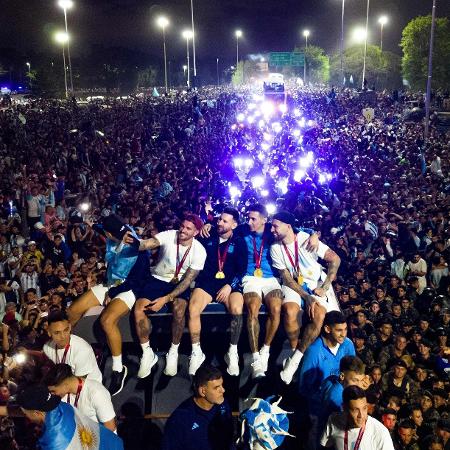 Messi e outros jogadores da Argentina após chegada da seleção argentina a Buenos Aires - Tomas CUESTA / AFP