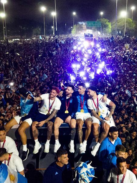 Messi e outros jogadores da Argentina após chegada da seleção argentina a Buenos Aires. - Tomas CUESTA / AFP