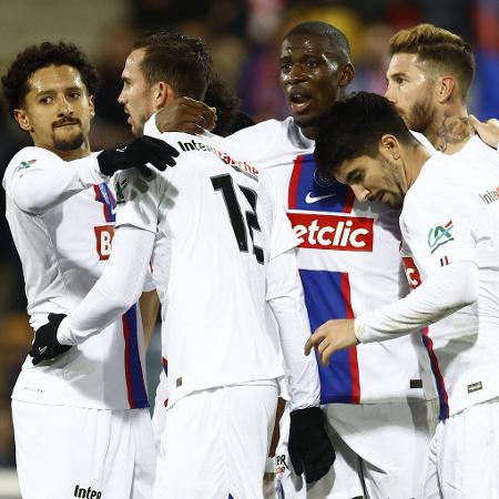 Jogadores do PSG comemoram gol sobre o Chateauroux na Copa da França - REUTERS/Stephane Mahe