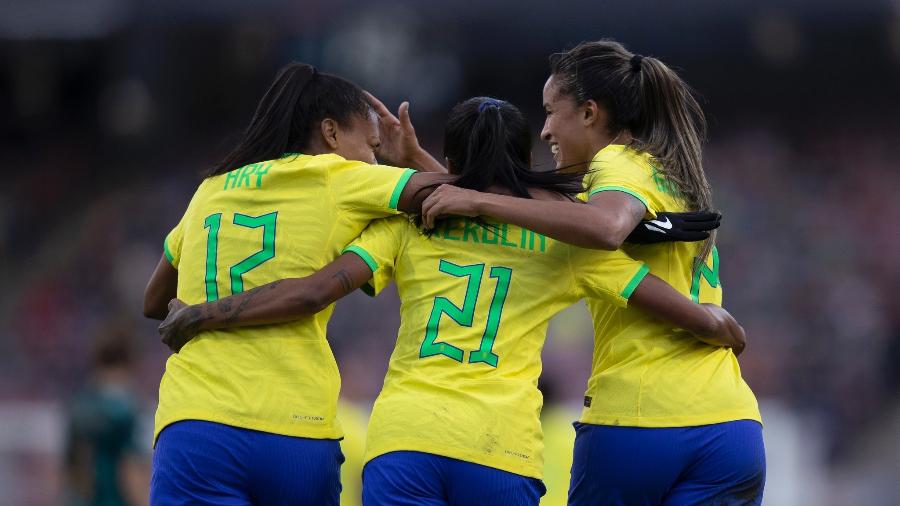 Ary, Kerolin e Gabi Nunes comemoram gol da seleção em amistoso entre Brasil e Alemanha - Thais Magalhães/CBF