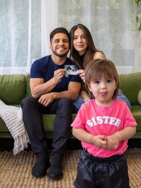 Henry Cejudo e sua esposa brasileira Ana Karolina estão esperando o segundo filho - Reprodução