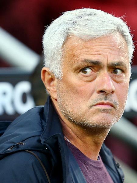 José Mourinho, técnico da Roma, em partida pela Liga Europa. - THILO SCHMUELGEN/REUTERS