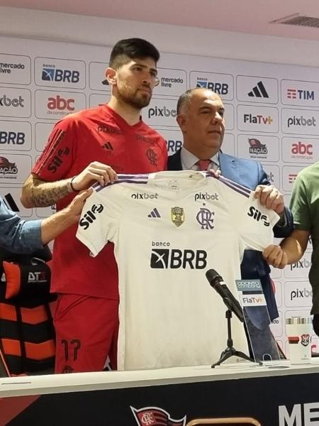 Goleiro Rossi é apresentado como reforço do Flamengo - Igor Siqueira / UOL