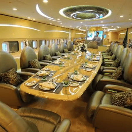 Mesa de jantar do Boeing 747 que levou Neymar para a Arábia Saudita