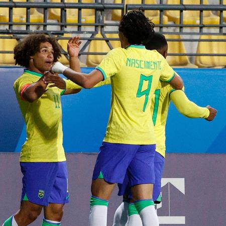 Pan 2023: Guilherme Biro, do Brasil, celebra gol sobre a Colômbia