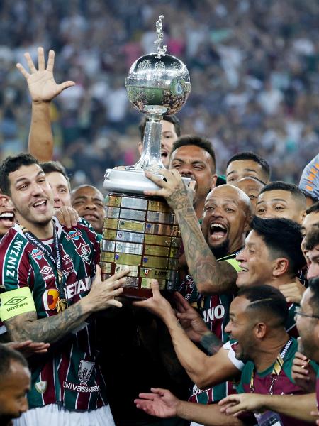 Jogadores do Fluminense erguem a taça da Libertadores após título sobre o Boca Juniors
