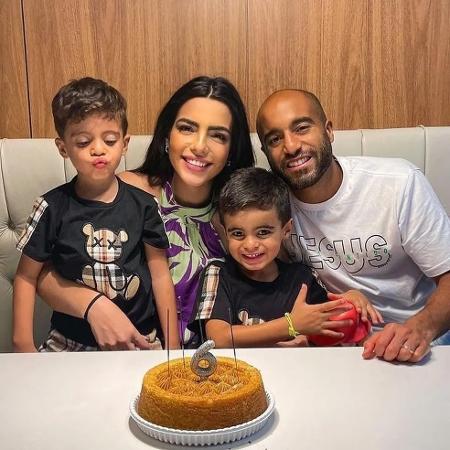 Lucas Moura, do São Paulo, celebra aniversário de seu filho Miguel com sua família