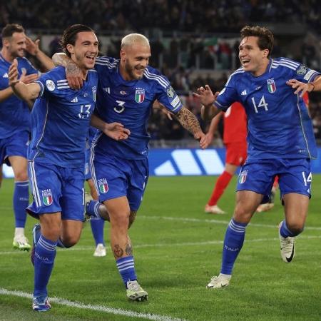 Jogadores da Itália celebram gol contra a Macedônia do Norte nas Eliminatórias da Euro