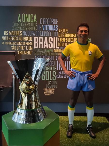 Estátua de Pelé na sede da CBF ao lado da taça do Brasileirão