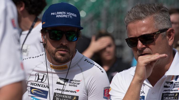 Fernando Alonso e Gil de Ferran durante as 500 milhas de Indianapolis em 2017