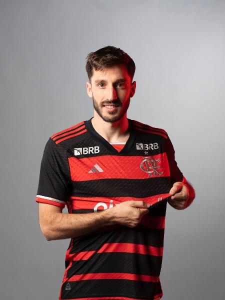 Matias Viña com a nova camisa 1 do Flamengo