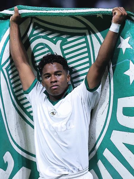 Endrick, do Palmeiras, comemora seu gol contra o Novorizontino, pela semi do Paulistão