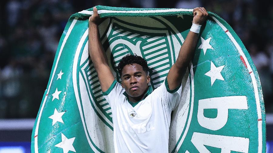 Endrick, do Palmeiras, comemora seu gol contra o Novorizontino, pela semi do Paulistão
