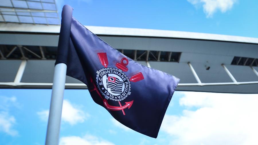 Bandeirinha de escanteio da Neo Química Arena com o símbolo do Corinthians