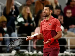 Djokovic joga para o gasto e bate Herbert na estreia em Roland Garros