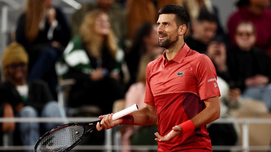 Novak Djokovic gesticula durante sua partida de estreia no torneio de Roland Garros em 2024