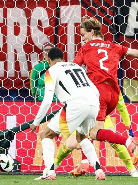 Andersen, da Dinamarca, marcou sobre a Alemanha, mas o gol foi anulado - KENZO TRIBOUILLARD / AFP