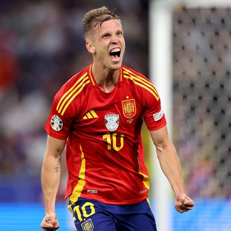 Dani Olmo comemora gol da Espanha sobre a França em duelo da Eurocopa