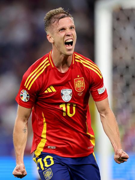 Dani Olmo comemora gol da Espanha sobre a França em duelo da Eurocopa