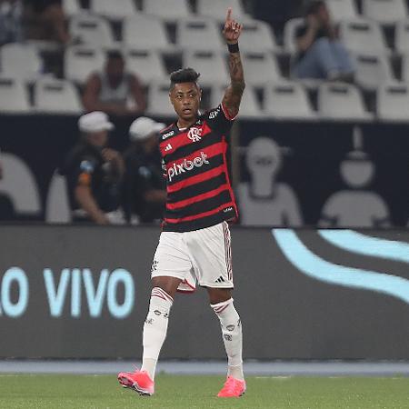 Bruno Henrique comemora gol do Flamengo diante do Botafogo no Campeonato Brasileiro
