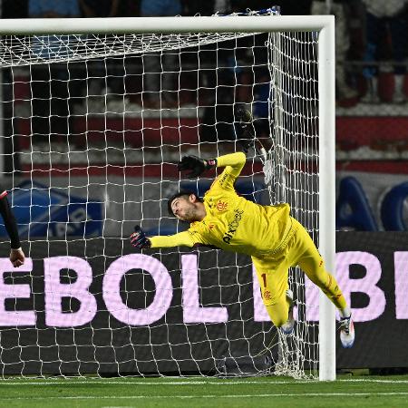 Rossi fez defesas milagrosas e salvou o Flamengo na classificação sobre o Bolívar