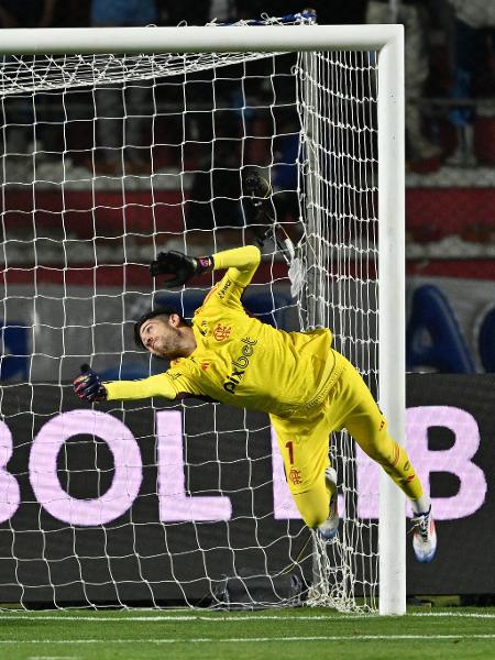 Rossi fez defesas milagrosas e salvou o Flamengo na classificação sobre o Bolívar - AIZAR RALDES / AFP