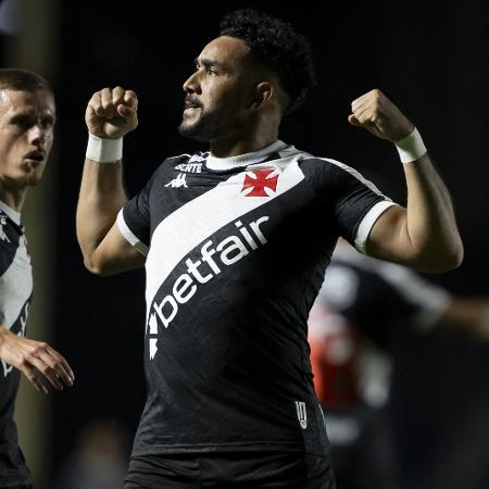 Dimitri Payet comemora gol pelo Vasco contra o Juventude em partida válida pela 29ª rodada do Brasileirão