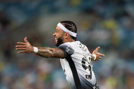 Memphis Depay comemora gol em Cuiabá x Corinthians, confronto do Campeonato Brasileiro