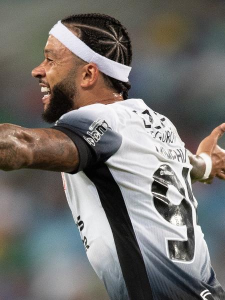 Memphis Depay comemora gol em Cuiabá x Corinthians, confronto do Campeonato Brasileiro - Gil Gomes/AGIF