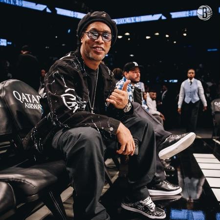 Ronaldinho Gaúcho assiste a jogo do Brooklys Nets, da NBA