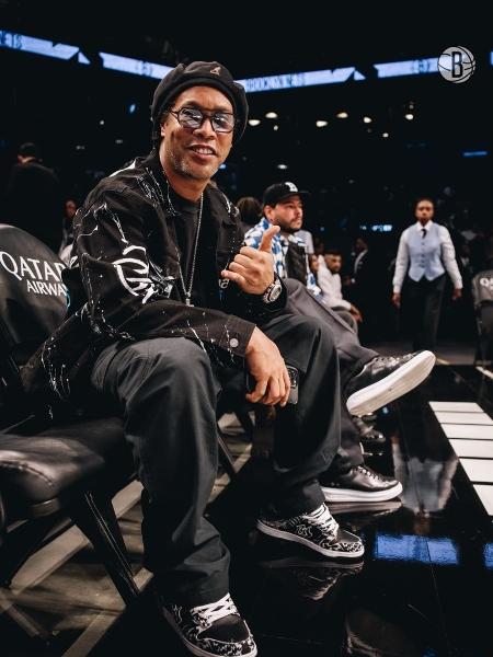 Ronaldinho Gaúcho assiste a jogo do Brooklys Nets, da NBA - Reprodução/X/@BrooklynNets