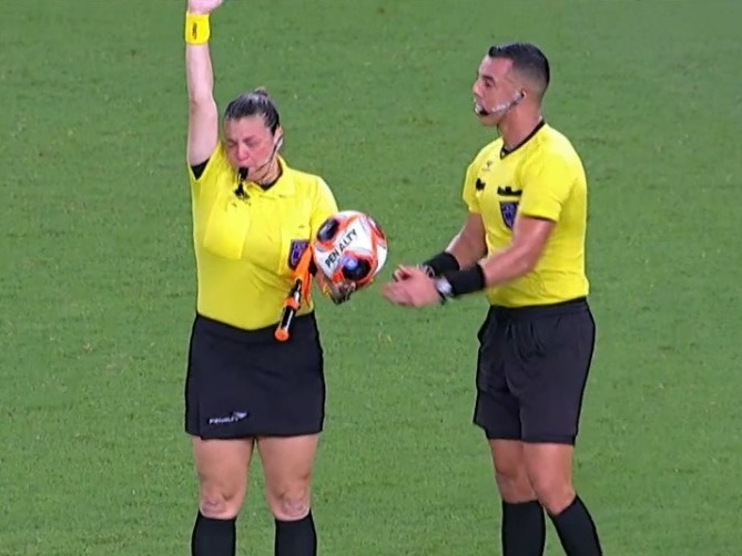 GRANDE ATO! Durante jogo do Flamengo, assistente de arbitragem se aposenta e é homenageada
