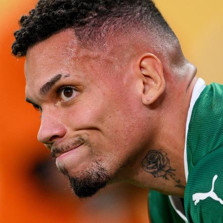 Paulinho, do Palmeiras, em jogo contra o Porto pelo Mundial de Clubes Paulinho, do Palmeiras, em jogo contra o Porto pelo Mundial de Clubes