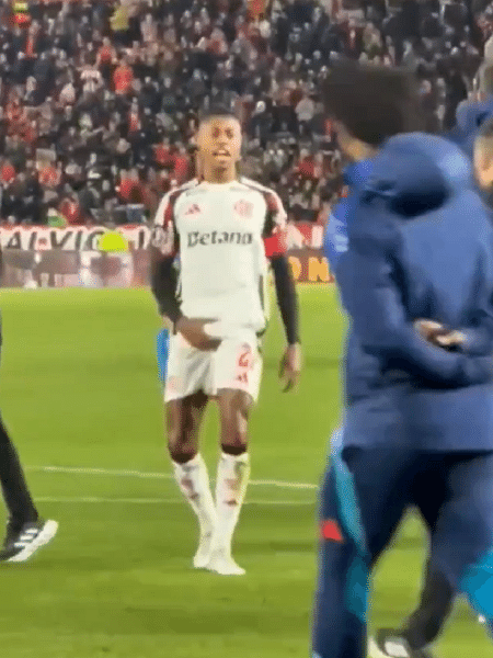 Bruno Henrique fez gesto obsceno após Estudiantes x Flamengo