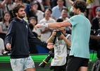 Algoz de Djokovic encontrará primo em final improvável em Xangai - Hector RETAMAL / AFP