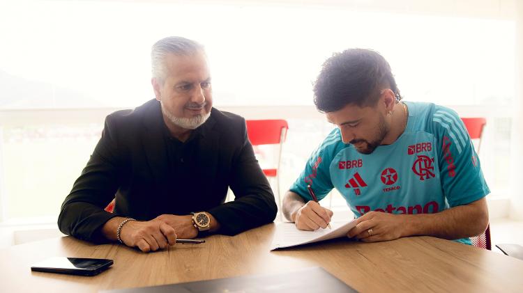 José Boto observa Arrascaeta assinar seu novo contrato com o Flamengo até dezembro de 2028 José Boto observa Arrascaeta assinar seu novo contrato com o Flamengo até dezembro de 2028