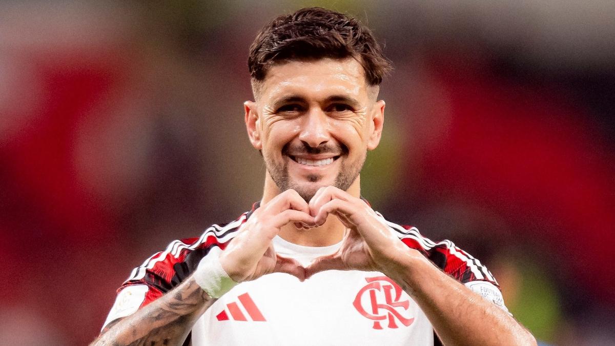 Presidente do Flamengo anuncia que Arrascaeta terá busto na Gávea
