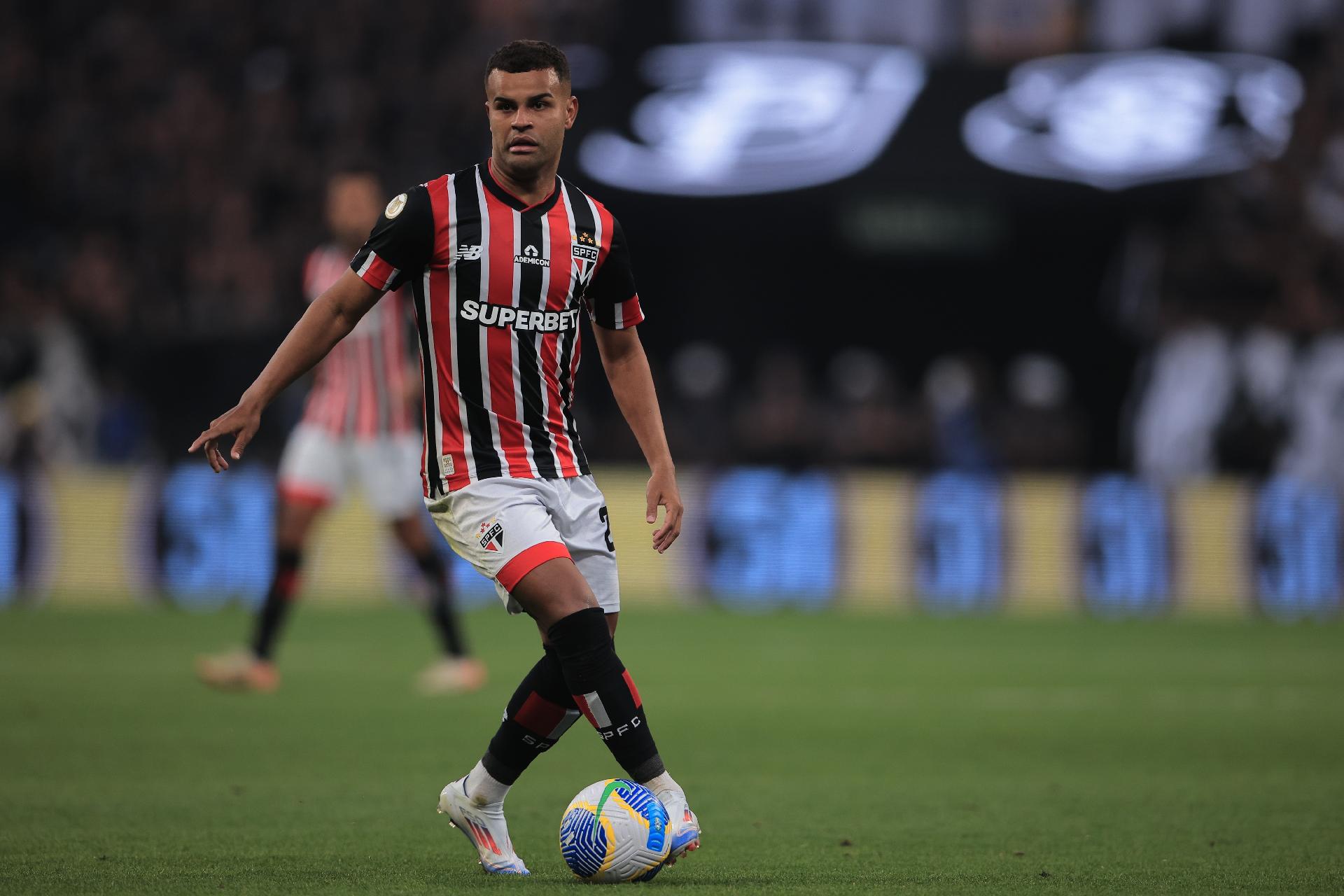 Alisson em ação pelo São Paulo contra o Corinthians pelo Brasileirão de 2024 - undefined