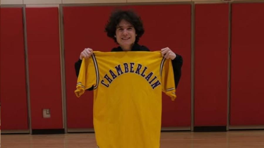 Jovem compra camisa de lenda da NBA por R$ 16 e pode faturar R$ 1,3 milhão