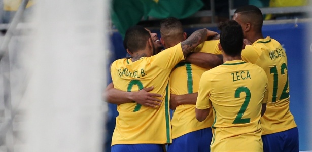 Jogadores comemoram o gol de Luan na vitória do Brasil por 4 x 0 contra a Dinamarca - REUTERS/Fernando Donasci