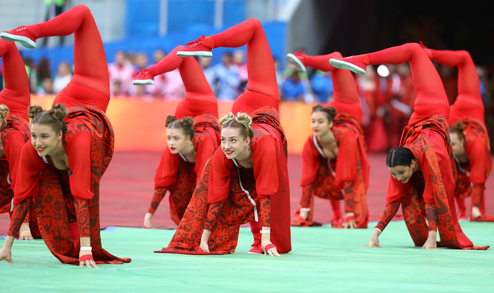 Dançarinas se apresentam na festa de abertura da Copa das Confederações - KAI PFAFFENBACH/REUTERS